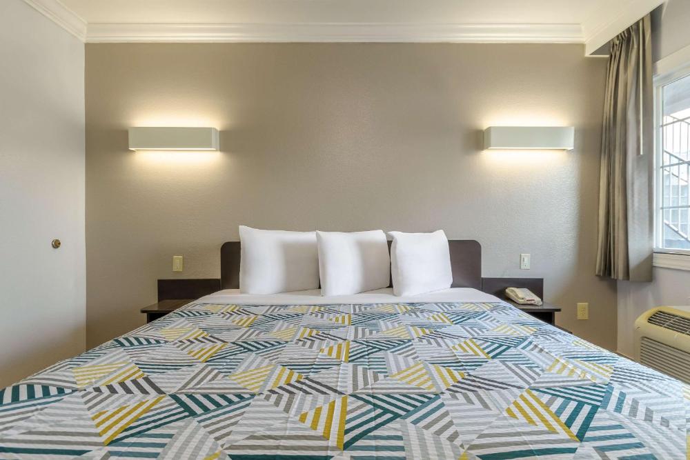 Deluxe King Room - Non-Smoking interior