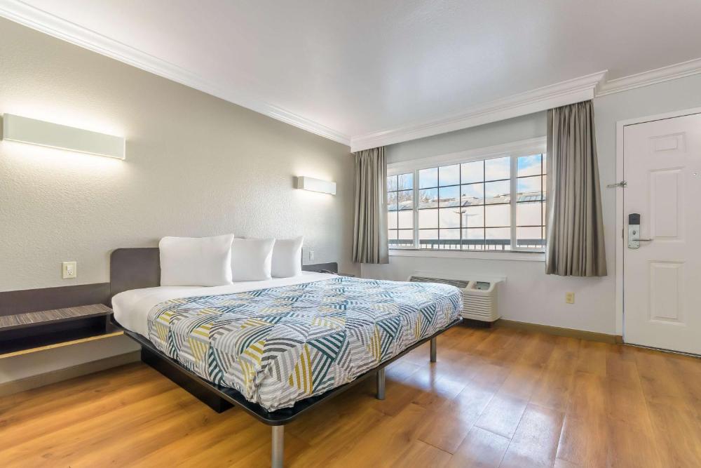 King Room - Disability Access - Non-Smoking interior