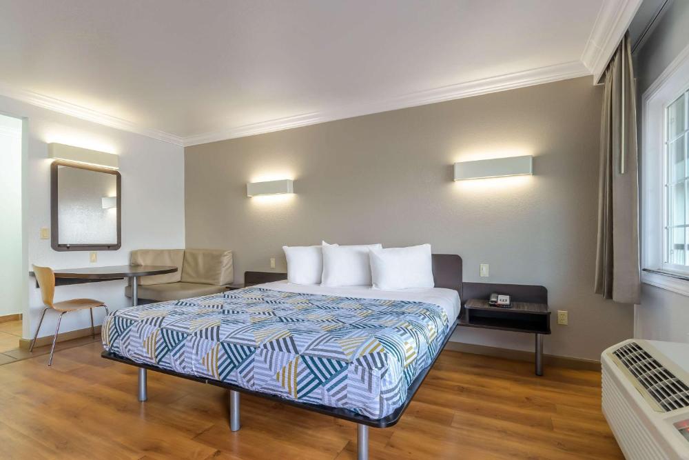 Deluxe Double Room - Non-Smoking interior